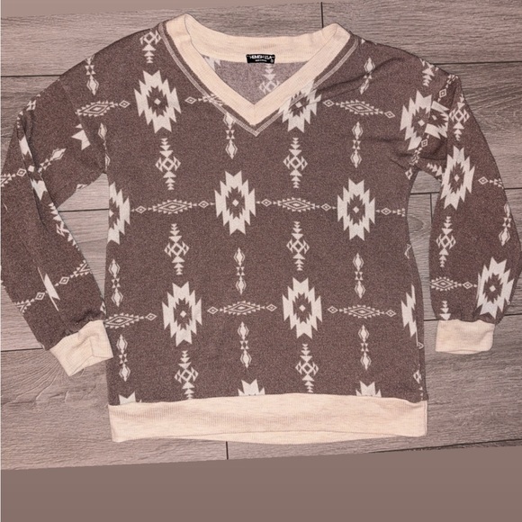 Heimish USA Small Long Sleeved Blouse Aztec Western Print Lightweight Vneck - Picture 1 of 6